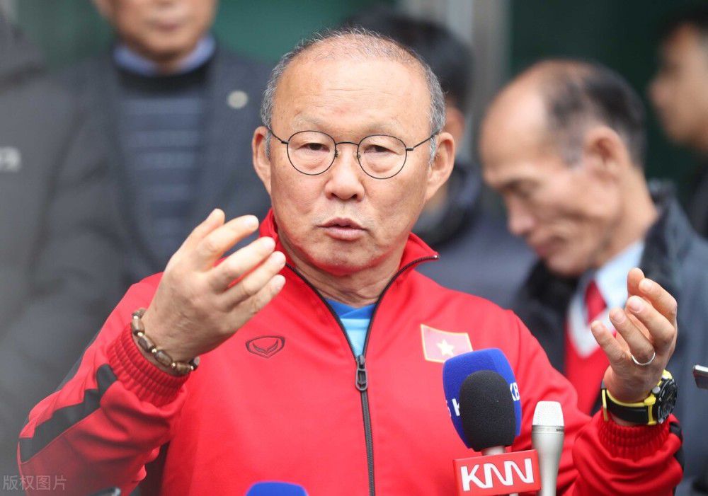 巴黎、切尔西、曼联和曼城都在追求埃斯特瓦奥-威廉，并愿意支付他价值6000万欧元的解约金。